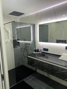 La salle de bains est pourvue d'un lavabo et d'un miroir. dans l'établissement Élégance Alpine à Morbier, à Morbier