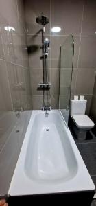 Kupatilo u objektu ApartHotel Flat 9 - 10 min to centre by Property Promise