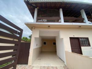 a building with a gate and a dog on top at Casa Família com ar Vaga Praia do Centro Paraty in Paraty