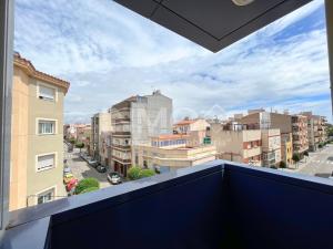 een balkon met uitzicht op een stadsstraat bij Bonito piso en pleno centro de Cambrils 101A - INMO22 in Cambrils