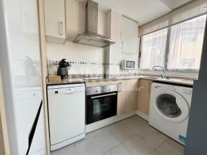 een keuken met een wasmachine en een wasmachine bij Bonito piso en pleno centro de Cambrils 101A - INMO22 in Cambrils