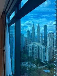 吉隆坡的住宿－EATON RESIDENCE KLCc，从窗户可欣赏到城市天际线的景色