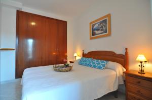 a bedroom with a bed with a basket on it at RNET - Empuriabrava Port Banyuls Costa Brava in Empuriabrava