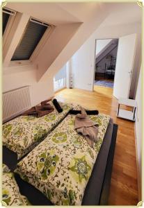 sypialnia z 2 łóżkami w pokoju w obiekcie Vienna Calling w Wiedniu