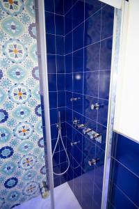 doccia piastrellata blu in un bagno blu di DOMUS LINA a Sorrento