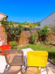 duas cadeiras sentadas num pátio num quintal em Maison de 3 chambres avec terrasse et wifi a Greoux les Bains em Gréoux-les-Bains