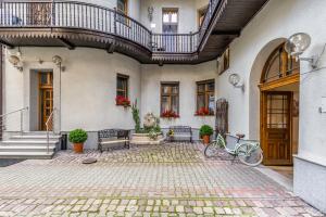 an empty courtyard of a building with a bike parked at Beautiful Cracow Apartments by Cozyplace in Kraków