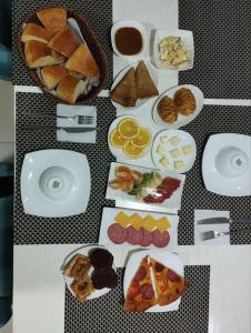um monte de diferentes tipos de alimentos em pratos em Hotel Asal Butik em Bukhara