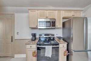 una cucina con piano cottura e forno a microonde di 4BR House near Augusta Medical Campus home ad Augusta