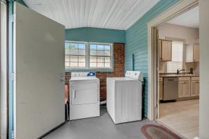 een keuken met 2 wasmachine en drogers in een kamer bij 4BR House near Augusta Medical Campus home in Augusta