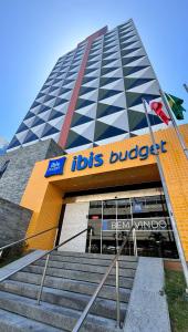 un edificio con un cartello sulla parte anteriore di Ibis Budget Salvador a Salvador