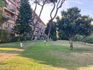 un grupo de personas volando cometas en un parque en Terrace!, en Roma