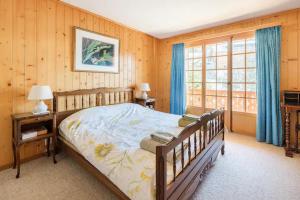 sypialnia z łóżkiem i dużym oknem w obiekcie Villars Alpine Heaven - Ski In w mieście Villars-sur-Ollon