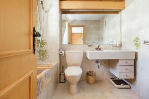 uma casa de banho com um WC e um lavatório em Villars Alpine Heaven - Ski In em Villars-sur-Ollon
