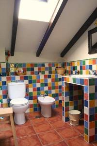 een badkamer met een toilet en een wastafel bij Casa Rural El Pozo Tremeo in Soña