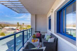 balcón con sillas y vistas a un aparcamiento en Alicante Hills Premium, en Alicante