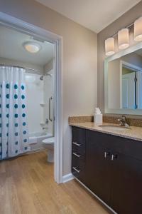 y baño con lavabo, aseo y ducha. en TownePlace Suites Fayetteville Cross Creek, en Fayetteville