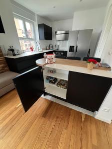 uma cozinha com bancada num quarto em * Hammam * Superbe Appartement * Neudorf em Estrasburgo