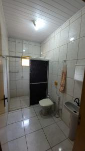 ボドケーナにあるCasa Confortável em Bodoquena.のバスルーム(シャワー、トイレ、シンク付)