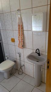 ボドケーナにあるCasa Confortável em Bodoquena.の小さなバスルーム(洗面台、トイレ付)