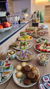 un buffet con molti piatti su un tavolo di Jagodowy Ski & Spa a Lasowka