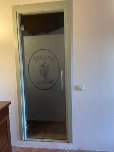 una puerta de cristal con un logotipo de silencio en Villino Glicine, en Buti