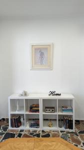 un estante blanco contra una pared con una foto. en Casa Clari, en Motilla del Palancar