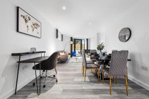 a dining room with a table and chairs at SERCASA - Wembley Park - London in Preston