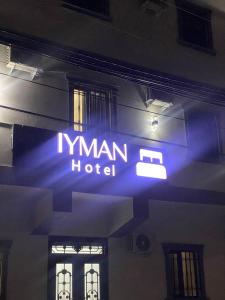 YakkasarayにあるIyman Hotelの建物側の二人ホテルの看板