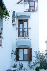 een wit gebouw met ramen en een balkon bij Vila Kaci in Durrës