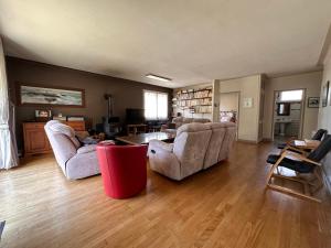 a living room with two couches and a table at Grande maison familiale au calme en ville in Saint-Brieuc
