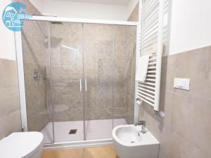 Un baño con ducha, inodoro y lavabo. en Slataper 12 Tirabora Short Rent, en Trieste