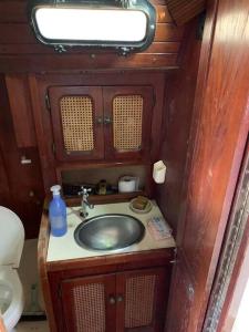 ein Bad mit einem Waschbecken und einem WC in der Unterkunft Voilier privatisé au mouillage in Fort-de-France