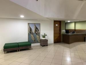 a waiting room with a green bench in a hospital at Apartamento no Rio Vermelho - Bairro Boêmio de Salvador in Salvador +28 photos