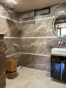 ein Bad mit einem Waschbecken und einem Spiegel in der Unterkunft HOTEL MA HEIGHTS in Dalhousie