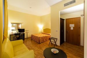 Ένα ή περισσότερα κρεβάτια σε δωμάτιο στο Hotel Due Colonne +52 φωτογραφίες