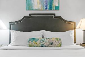 Cama o camas de una habitación en Relaxing 3BR Apt with King Beds & Washer - Lawndale 2