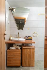 uma casa de banho com um lavatório e um espelho em Giannis House in Ilha de Rhodes
