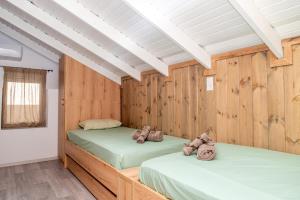 um quarto com duas camas com ursos de peluche em Giannis House in Ilha de Rhodes