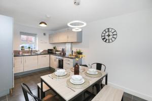 cocina y comedor con mesa y sillas en Beautiful House in Nottingham w/ Parking & WiFi - Sleeps 10 by PureStay Short Lets en Nottingham