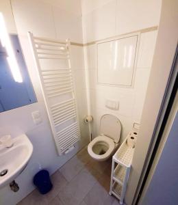 ein kleines Bad mit WC und Waschbecken in der Unterkunft Art of Simmering in Wien