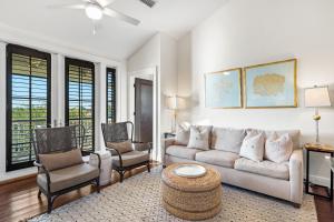 Ruang duduk di Rosemary Thyme by 30A Escapes