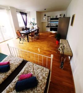 ein Wohnzimmer mit einem Sofa und einem Tisch in der Unterkunft Art of Simmering in Wien