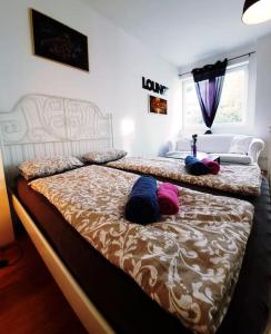 ein Schlafzimmer mit einem Bett mit zwei ausgestopften Tieren darauf in der Unterkunft Art of Simmering in Wien