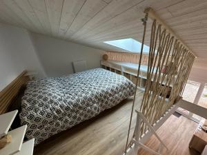 Un dormitorio con una cama en un ático en La Dune, proche rue piétonne et plage, en Saint-Jean-de-Monts