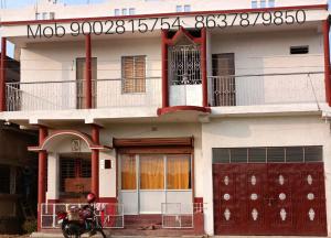 une maison avec une moto garée devant elle dans l'établissement SHANTINIR HOMESTAy, à Santiniketan