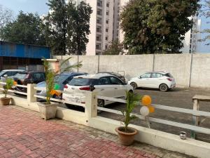 un parking avec des voitures garées sur un parking dans l'établissement Hotel Virat Palace, à Daryābād