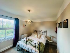sypialnia z łóżkiem i oknem w obiekcie NEW homely countryside escape w mieście Manningtree