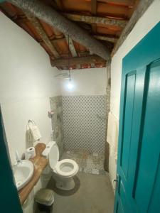 a bathroom with a toilet and a sink at Restaurante e Repousares do Nildo in Icapuí