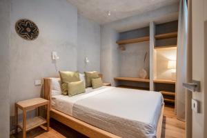 1 dormitorio con 1 cama en una habitación en Trinità UrbanHaven - Cuore di Cagliari, en Cagliari